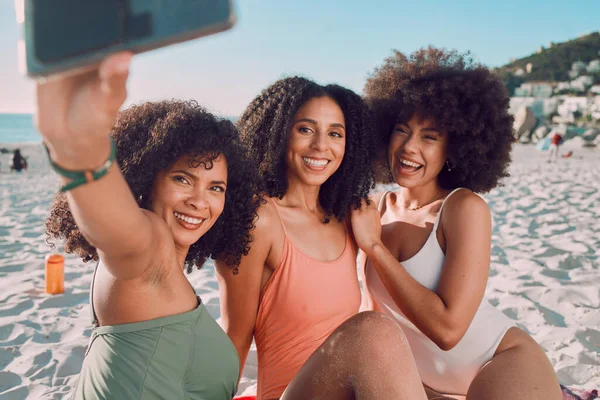 ビーチ 友人と電話で自撮り休暇 週末の休暇をお楽しみください 幸福と黒の女性のグループは 自由と海の楽しさの絵のために笑顔 — ストック写真