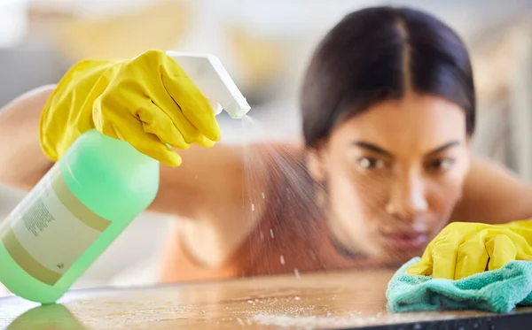 用消毒剂液体从细菌 细菌或泥土中喷出瓶子 布和妇女清洁桌子 卫生和女佣或清洁剂 用化学品擦拭家庭或办公室家具上的灰尘 — 图库照片