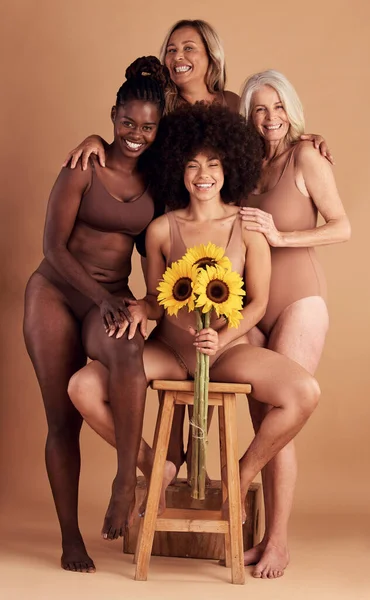 Além Mulheres Tamanho Lingerie Retrato Grupo Com Girassol Para Beleza — Fotografia de Stock