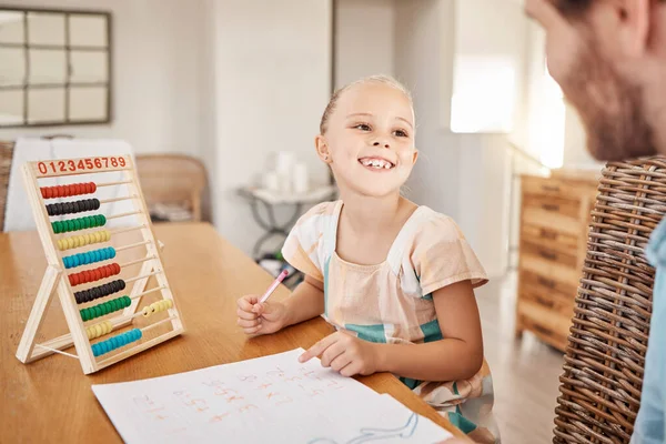 Eğitim Öğrenme Baba Çocukla Sayılar Evde Bir Masada Uzaktan Öğrenme — Stok fotoğraf