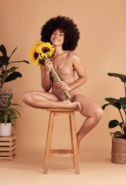 Çiçekler Çamaşırlı Mutlu Siyah Kadın Vücut Pozitifliği Güçlendirme Özgüven Için — Stok fotoğraf