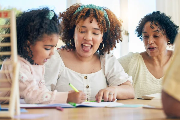 Uczenie Się Rysowanie Mama Babcia Dziecko Domu Pomagając Odrabianiu Lekcji — Zdjęcie stockowe