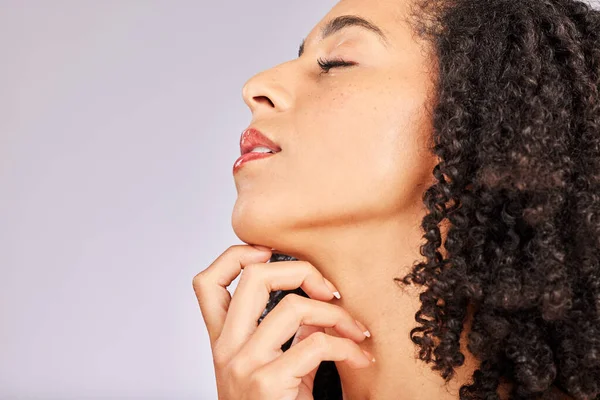 Černá Žena Studio Péče Pleť Profilem Krásou Kudrnatými Afro Vlasy — Stock fotografie