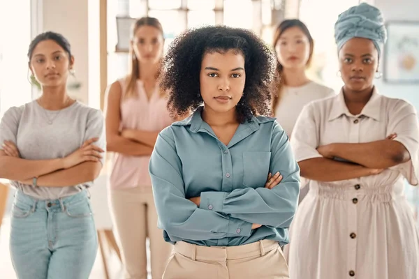 Kariyer Liderliği Motivasyon Yönetici Çalışanlarla Görev Için Kadınları Portrede Güçlendirmek — Stok fotoğraf