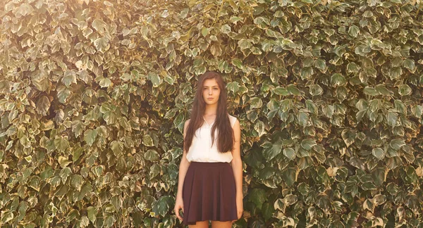 Świecąca Piękność Portret Atrakcyjnej Nastolatki Stojącej Przed Dużym Żywopłotem — Zdjęcie stockowe
