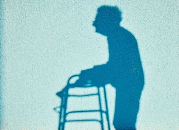 晴れた夏の日に青い壁の背景にシニア女性の屋外で歩く シルエット ハンディキャップ そして歩行のために一人で外で成熟した女性と移動歩行者 — ストック写真