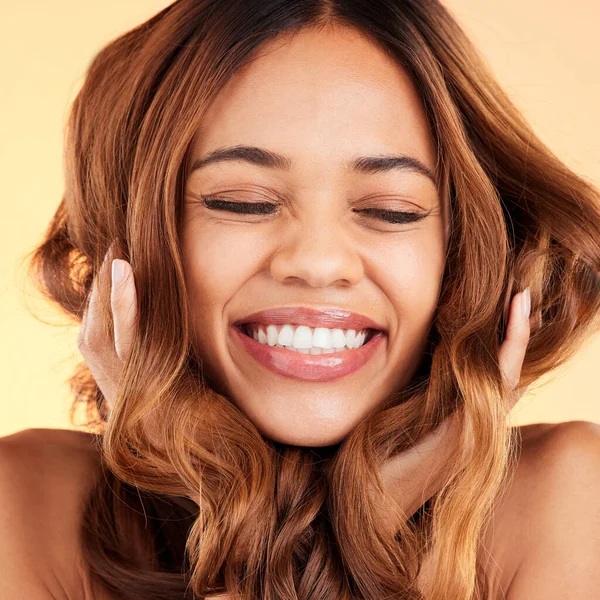 Glimlach Vrouw Haar Zorg Voor Glans Gloed Textuur Met Meisje — Stockfoto