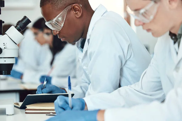 Studenci Nauk Ścisłych Badania Pisanie Laboratoriach Innowacje Eksperymentalne Zdrowotne Naukowcy — Zdjęcie stockowe