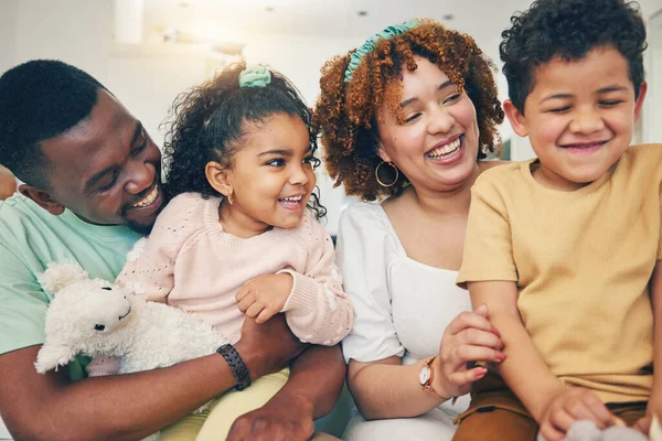 Familia Negra Los Niños Sonríen Sofá Sala Estar Con Unión — Foto de Stock