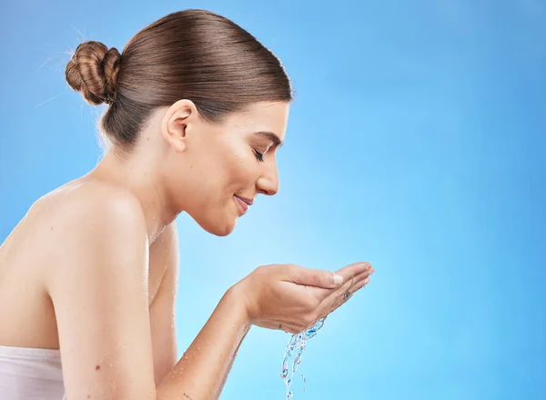 Wasserspritzer Und Gesicht Der Frau Hautpflege Studio Mit Mockup Werbung — Stockfoto
