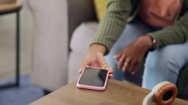 Телефон Аудіо Голосове Повідомлення Чорна Жінка Домашній Вітальні Розмовляють Мобільному — стокове відео