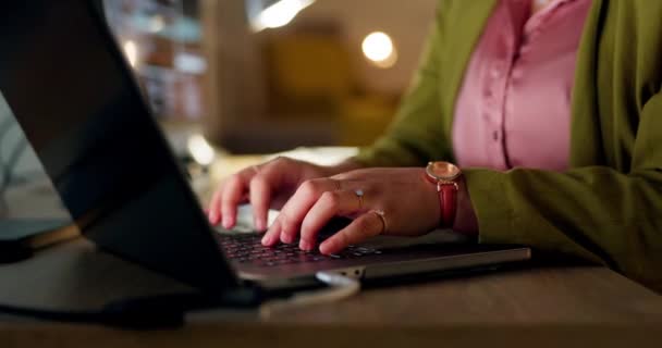 Ordenador Portátil Horas Extras Manos Mujer Escribiendo Correo Electrónico Trabajando — Vídeo de stock