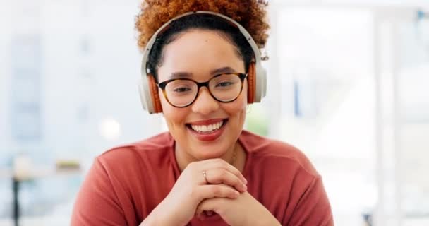 ラップトップ オンライン会議のための自宅のオフィスでヘッドフォンでビデオ通話で話すと女性 フリーランス リモートワーカー オンラインセミナーやビジネスのためのコンピュータ上の仮想チャットで幸せな女性 — ストック動画