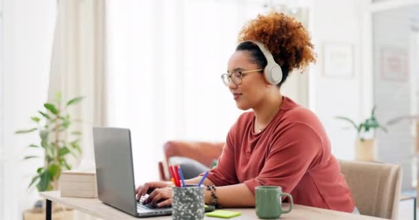 Laptop Pisanie Maszynie Czarna Kobieta Słuchawkami Biurze Domowym Projektu Podczas — Wideo stockowe