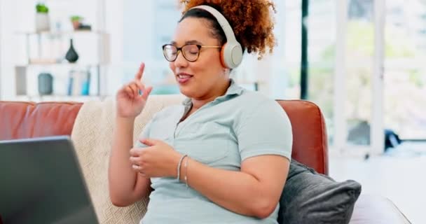Ola Portátil Mujer Negra Videollamada Con Auriculares Sofá Casa Para — Vídeo de stock