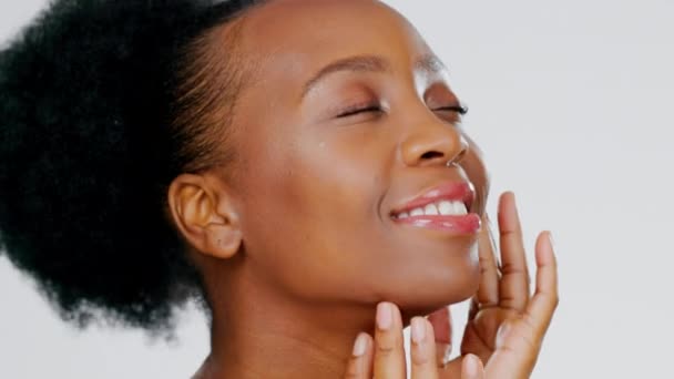 Handen Het Gezicht Zwarte Vrouw Schoonheid Met Huidverzorging Gloeien Gelukkig — Stockvideo