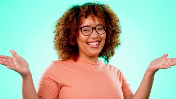 Stüdyoda Mavi Arka Planda Parmak Tabancalı Bir Kadının Mutlu Pozitif — Stok video