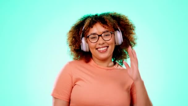 Koptelefoon Dans Zwarte Vrouw Studio Met Glimlach Geïsoleerd Turquoise Achtergrond — Stockvideo