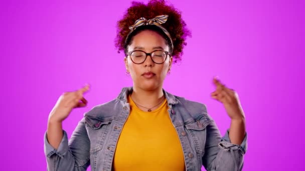 Rahatla Arabuluculuk Yap Stüdyoda Siyahi Bir Kadınla Barış Farkındalık Yoga — Stok video