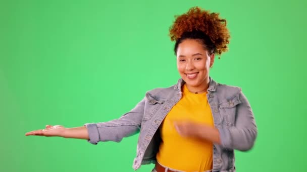 Mockup Pointant Souriant Avec Une Femme Noire Studio Pour Promotion — Video