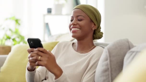 Telefoon Zwarte Vrouw Gelukkig Sms Een Bank Glimlachen Enthousiast Voor — Stockvideo