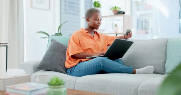 ノートパソコン オンラインショッピングや彼女の家でクレジットカードを保持黒人女性の顧客との商業 インターネットを使用して小売販売を検索する女性の消費者とコンピュータ 支払いと銀行 — ストック動画