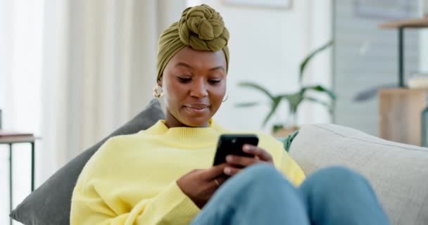 Entspannen Schwarze Frau Auf Couch Und Smartphone Für Soziale Medien — Stockvideo