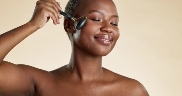 Skincare Mulher Negra Rolo Cara Dermatologia Beleza Menina Contra Fundo — Vídeo de Stock