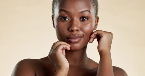 スタジオでの顔の治療 ウェルネス 化粧品のためのスキンケア 美しさと黒の女性のタッチ顔 皮膚科 スパの美学と輝くとアフリカの女の子の肖像画 健康的で自然な肌 — ストック動画