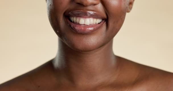 歯の白化とスタジオの背景に対する女の子と閉鎖 黒の女性と歯科ケア 健康と幸福のためのきれいな口 口腔の健康と化粧品を持つズーム 女性と女性 — ストック動画