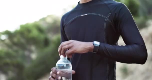 在健身休息 锻炼或运动中出汗或喝水 以促进印度自然的跑步 训练或运动健康 在休息或保健电解质中的跑步者的疲倦 饮酒或瓶装水 — 图库视频影像
