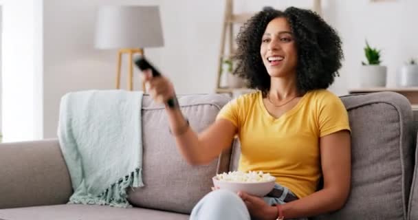 Mujer Negra Control Remoto Palomitas Maíz Casa Sala Estar Con — Vídeos de Stock