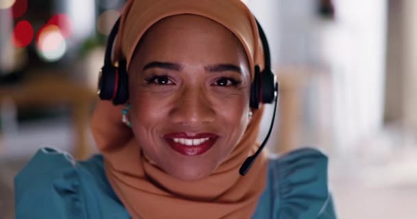 Müslüman Çağrı Merkezi Kadını Yüz Gülümseme Gece Teknik Destek Ile — Stok video