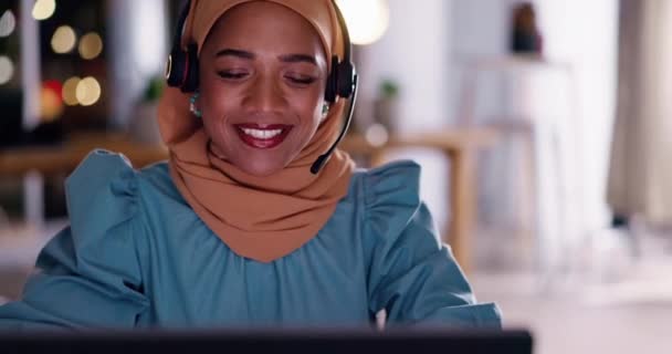 伊斯兰客户服务妇女 夜间和呼叫中心与视频通话 微笑和服务台咨询与建议 快乐的穆斯林顾问 Crm和Voip倾听 问题和技术解决方案 — 图库视频影像