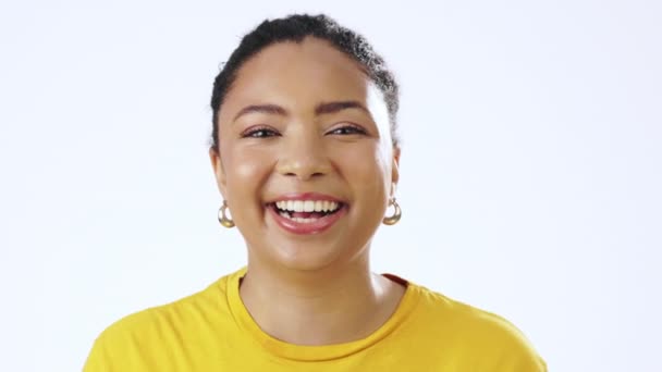 Happy Yüz Kadın Stüdyoda Çırpıyor Gülüyor Beyaz Arka Planda Komik — Stok video