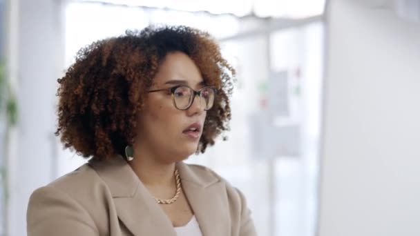 Kopfschmerzen Augenprobleme Und Schwarze Arbeitnehmerinnen Mit Stress Aus Büroprojekten Angst — Stockvideo