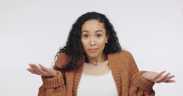 Kafası Karışmış Bilmiyor Stüdyodaki Siyah Kadınla Sorun Yaşamak Için Omuz — Stok video