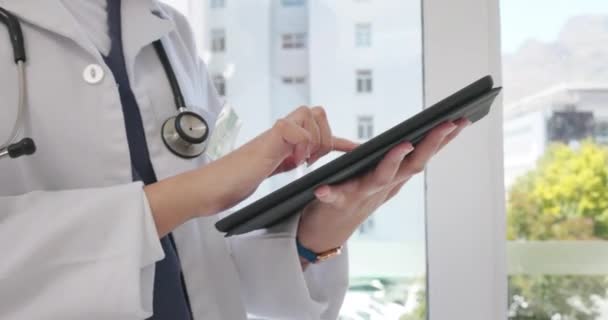 Mains Comprimés Soins Santé Avec Médecin Femme Travail Dans Hôpital — Video