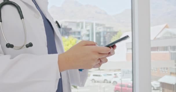 病院でメッセージ 電子メール またはオンラインスケジュールチェックを入力する医師の手 ズーム 医療に関する技術 コミュニケーション 医療アドバイスのための医療ソーシャルメディアの投稿やインターネット検索 — ストック動画