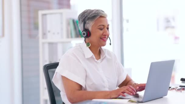 Μιλώντας Γυναίκα Των Επιχειρήσεων Ακουστικά Laptop Τηλεφωνικού Κέντρου Στο Γραφείο — Αρχείο Βίντεο
