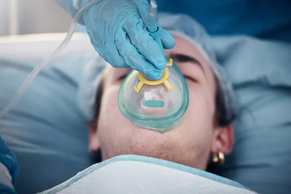 酸素マスク 換気および操作のための手術中の男性と医療 緊急時の手術室で患者と医師の顔を持つ医療 心臓学 救急医療 — ストック写真
