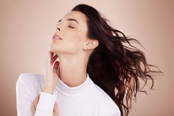 Schoonheid Salon Vrouw Met Haar Beweging Voor Haarverzorging Shampoo Producten — Stockfoto