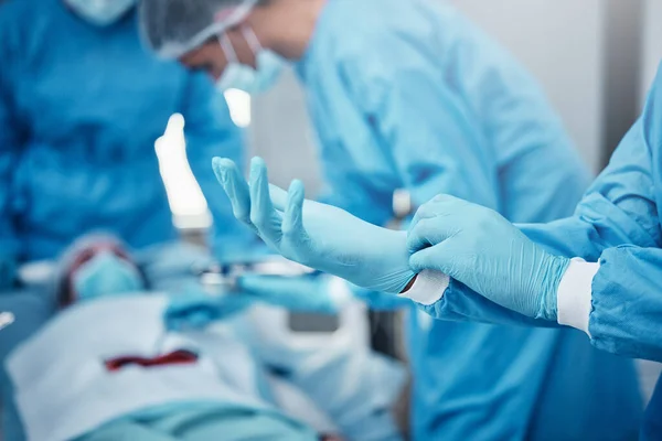 Ziekenhuis Chirurgie Artsen Team Met Handschoenen Ppe Veiligheid Helpen Patiënt — Stockfoto