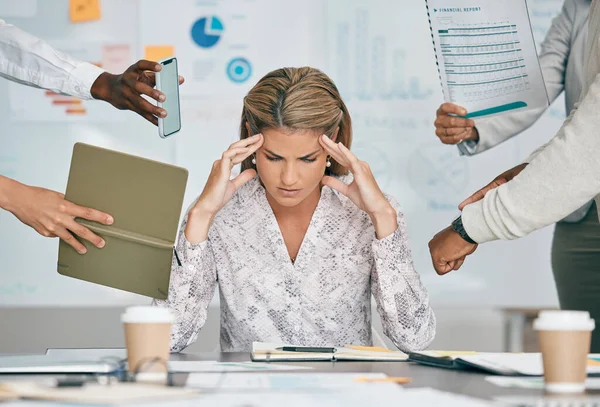 Frau Kopfschmerzen Und Büro Mit Stress Multitasking Termin Oder Müde — Stockfoto