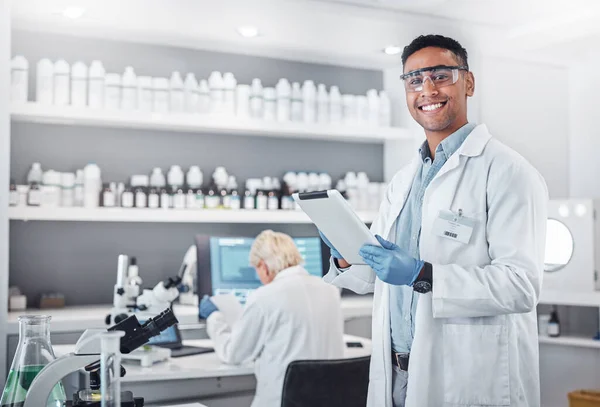 Bilim Tablet Bir Tıp Laboratuarında Teknolojiyle Araştırma Yapan Bir Erkek — Stok fotoğraf