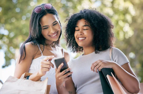 Mujer Negra Compras Amigos Con Teléfono Inteligente Aire Libre Para — Foto de Stock