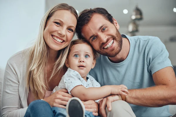 Feliz Sonrisa Retrato Familia Sofá Para Unión Tiempo Cariñoso Calidad — Foto de Stock
