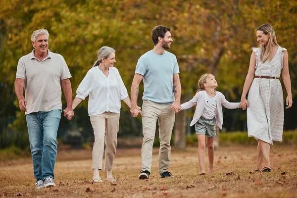 Familienspaziergang Händchenhalten Und Parken Mit Lächeln Liebe Und Bindung Großeltern — Stockfoto