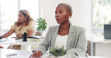 Ofis, iş ve siyahi kadın bilgisayarda yazı yazmaktan ve masa başında uyumaktan sıkıldılar. Can sıkıntısı, pazarlama acentesi ya da reklam projesinde çalışan kadın bitkin, fazla çalışan ve depresyon.