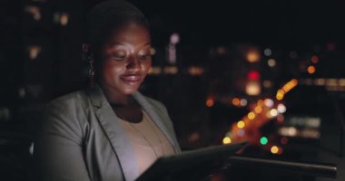 Kurumsal siyah kadın, gece tablet ve ofis çatısı ve sosyal medya veri analizi için. Dijital pazarlama, karanlık şehir ve şirketteki hedefler, ux ve analizler için mobil teknolojiye odaklan.